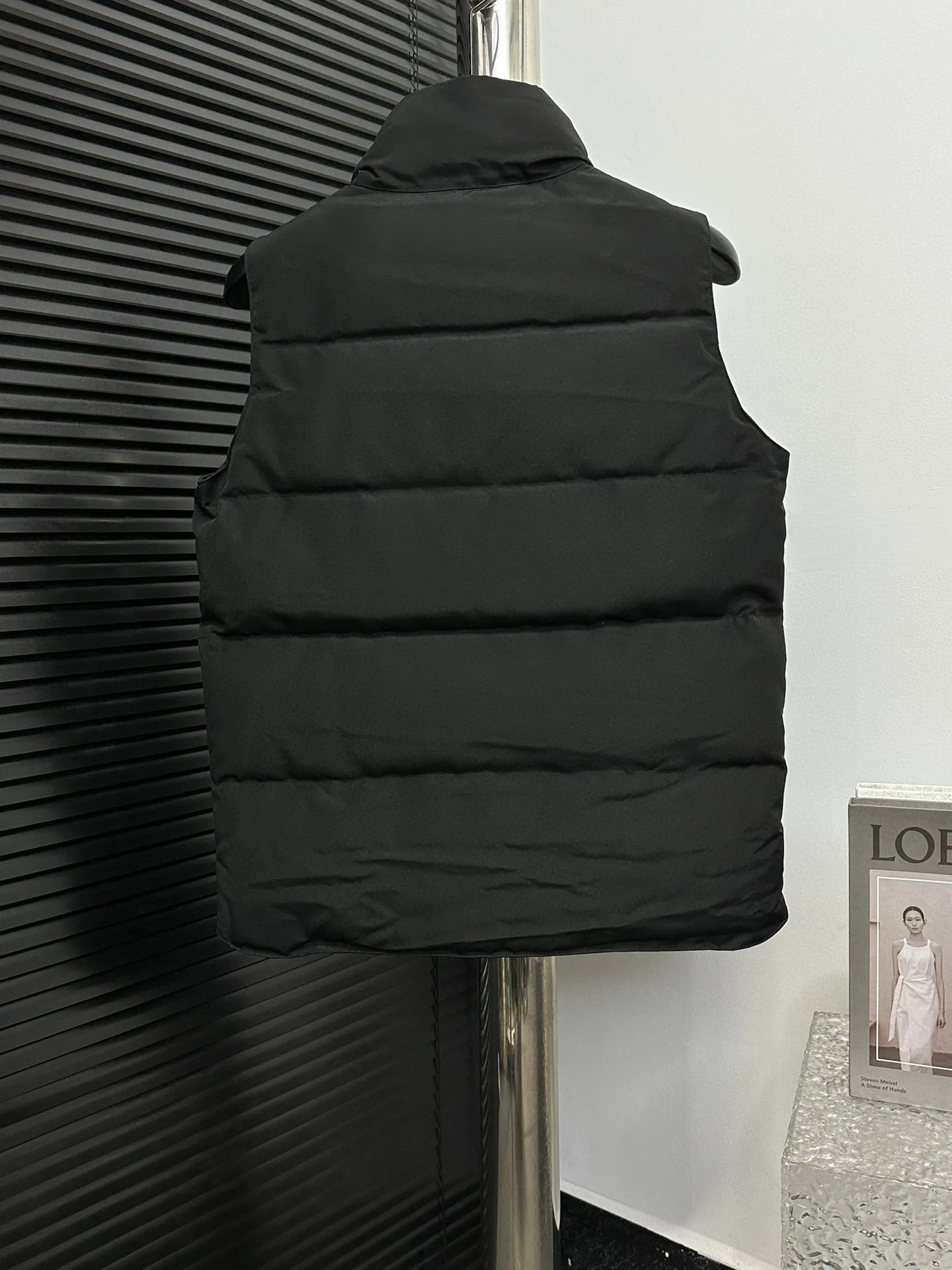 P360 [Canada Goose] Canada Goose #Freestyle Crew 4154M Men’s and Women’s Vest Down# ➖ Imported Behringer embroidery machine with customized 10,000-needle embroidery logo! ➖ Imported 21-count polyester-cotton blended original fabric, using Feather-Light 10D waterproof coating fabric, made of 84.5% polyester fiber and 15.5% cotton, 100% the best feel in the entire network! ➖ The genuine official website uses the national standard 80 white duck down, and will never be misled by false claims such as 90 down or goose down! ➖ 100% nylon nylon lining with double double-layer sealing design to prevent velvet from running away. Top-grade polar fleece is used in the collar and pockets to keep warm and comfortable! ➖ Yoshida YKK provides original custom-made electroplated sliders. YKK two-way lockable zippers are tight and smooth and will not peel off paint! ➖ 3M composite original Velcro is durable, and all accessories and hardware are disassembled and customized! ⛔No slander, no exaggeration, no need for too much copywriting, because it is focused, it is professional!  SIZE: XS S M L XL XXL